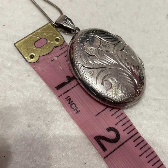 Vintage sterling silver locket on a sterling chain 16” - Picture 11 of 12
